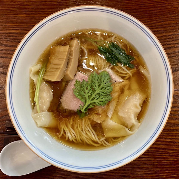 「わんたん入り醤油らぁ麺＋エビワンタン＋日替わりおにぎり」@Ramen FeeLの写真