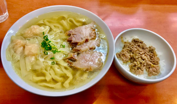 「海老ワンタンメン900　大盛り50　しょうが丼100」@日陰の写真