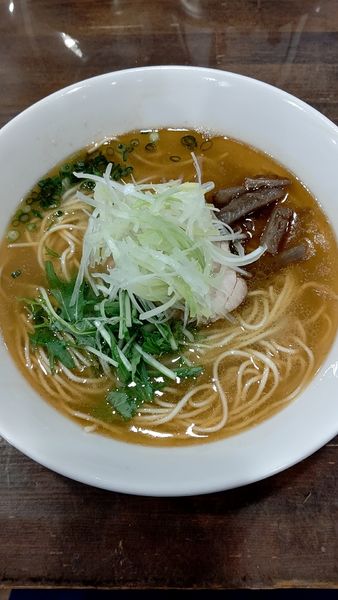 「燻し鯛かぶと煮干し鶏清湯らぁめん　870円」@なかじゅう亭 高崎上豊岡店の写真