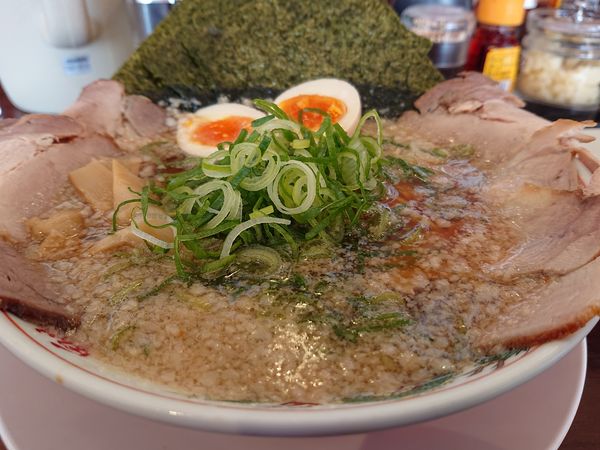 「特製醤油全部のせラーメン」@ラーメン 魁力屋 日野万願寺店の写真