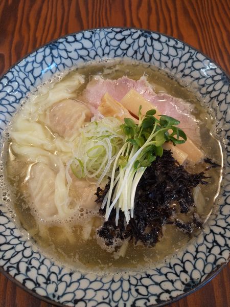 「【土曜限定】㐂九家のワンタン中華そば900円生玉子付白米」@拉麺 イチバノナカの写真