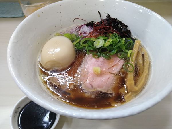 「イカの煮干しそば 燻製味玉」@麺や 魁星の写真