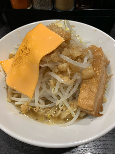 「汁なしミニ＋とろけるチーズ」@ラーメンフクロウの写真