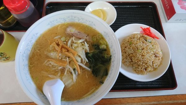「ラーメンセット(ラーメン+半チャーハン)900円」@サッポロラーメン とくみ 烏山店の写真