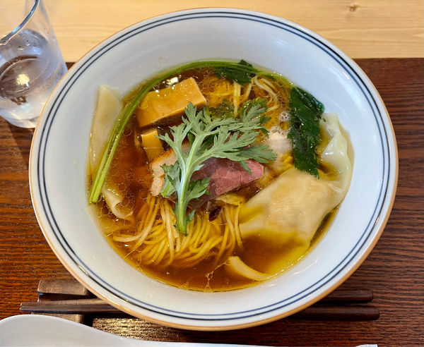 「わんたん入り醤油らぁ麺＋今日のおにぎり」@Ramen FeeLの写真