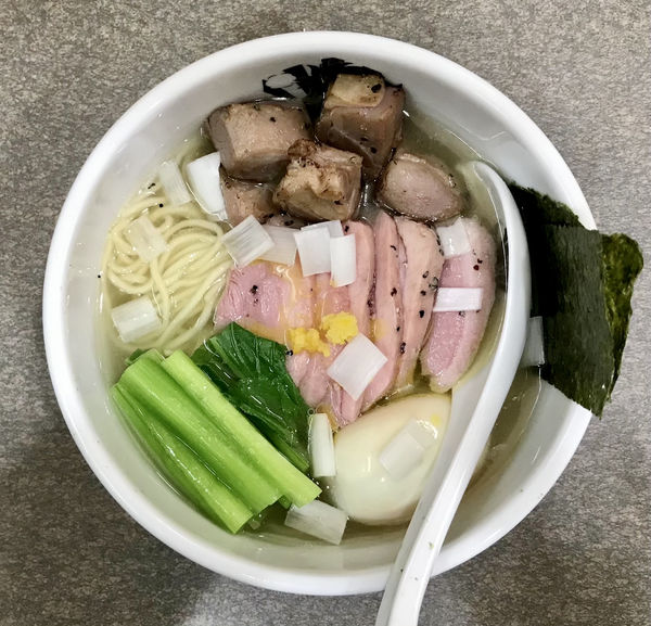 「アサヒスーパードライ500ml缶 → 特製鴨中華そば（塩）」@満鶏軒 本郷三丁目店の写真