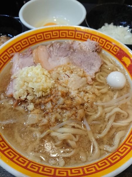 「ラーメン豚1枚 麺半分 野菜抜き 生玉子 玉ねぎ」@えどもんどの写真