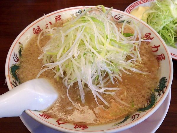 「コク旨ラーメン並∔白ネギ」@ラーメン魁力屋 藤沢石川店の写真
