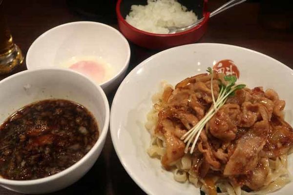 「肉盛りつけ麺並　830円＋無料の肉ちょい増し・他」@魁 肉盛りつけ麺 六代目けいすけの写真