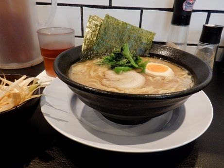 「醤油豚骨ネギラーメン」@横浜らーめん 源泉 海老名店の写真