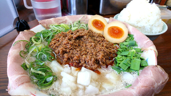 「【昼】特製濃厚ラーメン辛+ライス大」@ラーメンかなやの写真