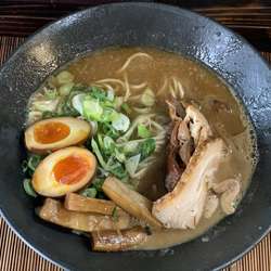 横浜豚骨ラーメン