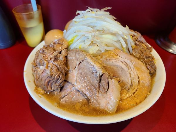 「豚入ラーメン　煮卵２」@ラーメン二郎 荻窪店の写真