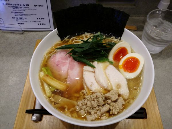 「特製生醤油ラーメン（鶏出汁）1,100円」@ラーメンクワトロの写真