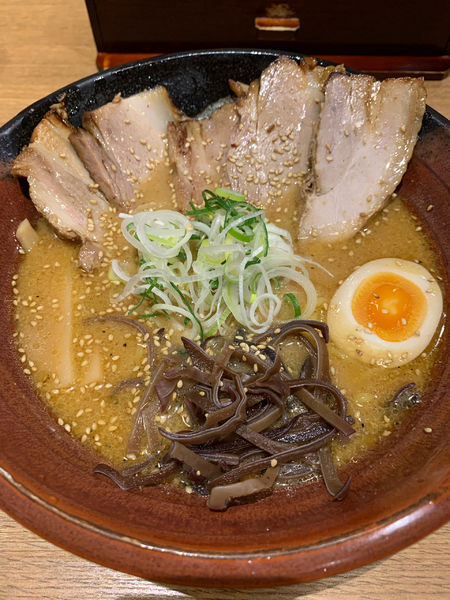 「焙煎ごまみそ炙りとろ豚チャーシュー麺」@らーめん 吉山商店 なんばラーメン一座店の写真