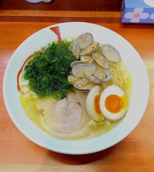 「(限定) あおさとアサリの塩ラーメン850円＋味玉100円」@らーめん・油そば 笑びすの写真