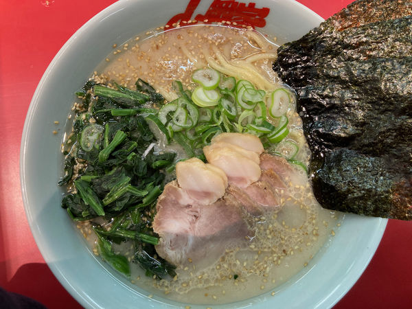 「塩チャーシュー麺 900円（ほうれん草+120円）」@ラーメン山岡家 日立東金沢店の写真