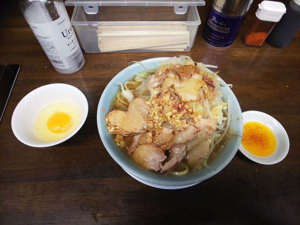 「小ラーメン(麺少なめ・麺硬め・全マシ)と生卵」@らーめん玄の写真