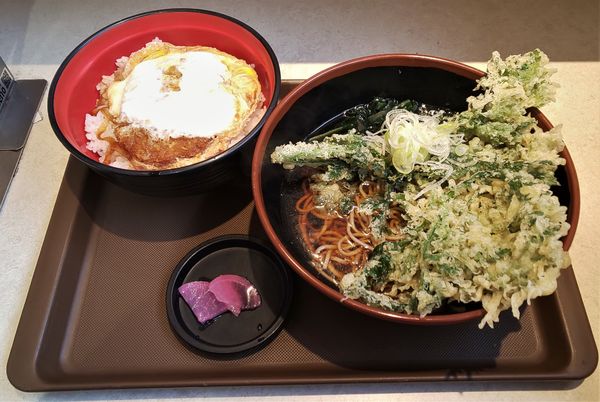 「かつ丼セット+春菊天」@名代 富士そば 秋葉原電気街店の写真