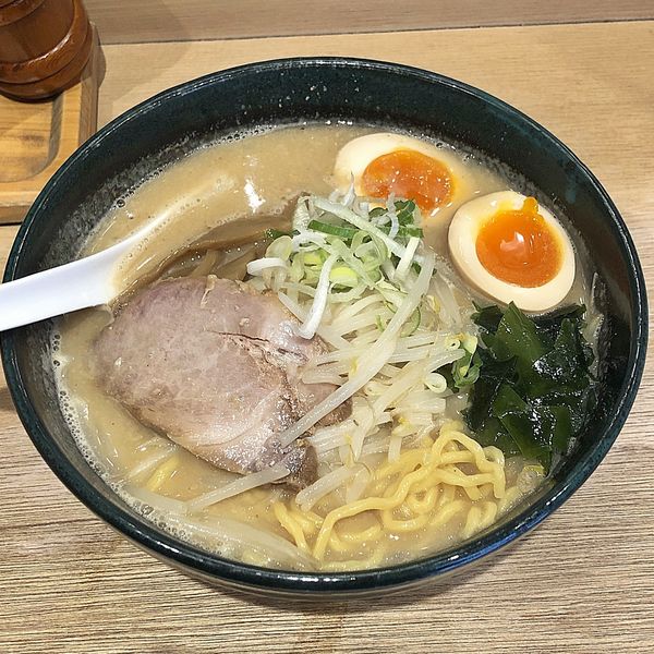 「札幌味噌らーめん＋味玉」@北海道らーめん 味八の写真