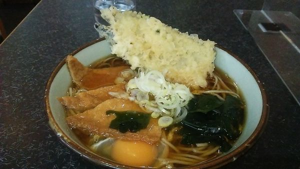「きつねそば 390円＋なす天 90円＋生玉子 50円」@文殊 亀戸店の写真