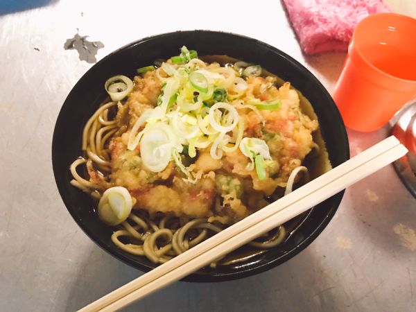 「天ぷらそば【380円】」@立喰そば 田舎の写真