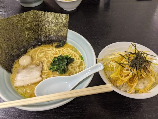 「ラーメン　大盛り800円+ネギ丼並250円」@萬来亭の写真