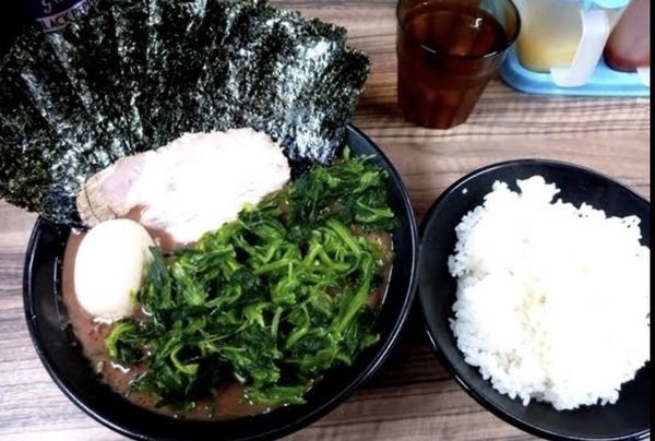 「ラーメン大濃いめ多めカタメ、ライス、レンソウ、卵」@武道家 龍の写真