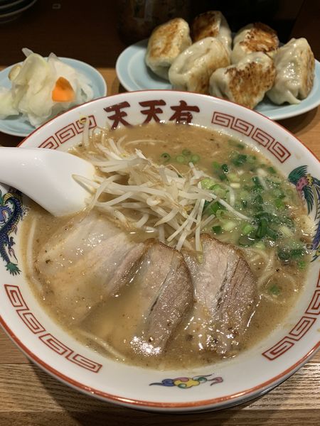 「らーめん640円 焼き餃子(6個)540円」@餃子の天天有の写真