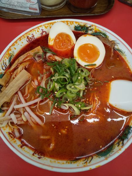 「辛みそラーメン（味玉付き）」@魁力屋 中川店の写真