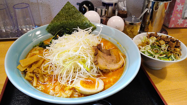 「限定/ピリ辛濃厚醤油ラーメン+特盛り+白髪ネギ+チャーシュー」@優勝軒 狭山店の写真