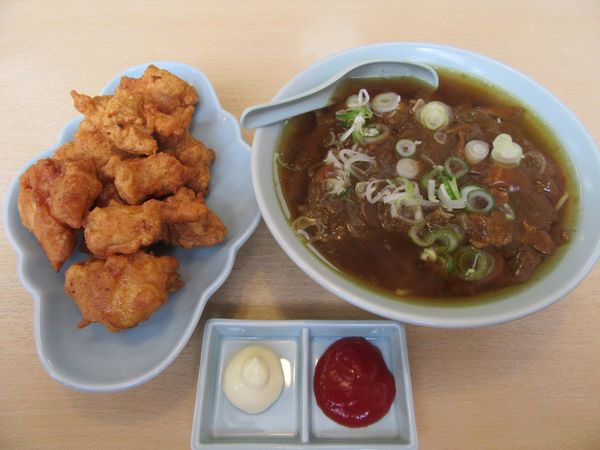 「カレーラーメン（７００円）＋鶏の唐揚げ９５０円」@利根飯店の写真