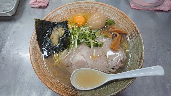 「牡蠣出汁塩ラーメン＋牡蠣バター＋生卵＋味玉＋青唐辛子」@覆麺 智の写真