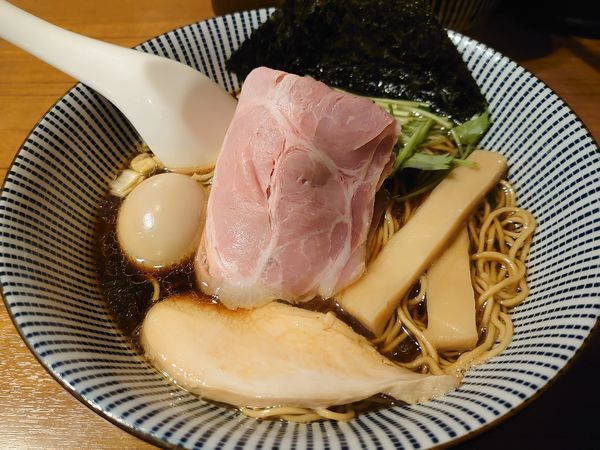 「煮干しそば黒醤油 特製」@寿製麺よしかわ 川越店の写真