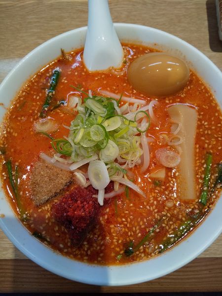 「赤いラーメン（味玉付き）」@信長ラーメンの写真