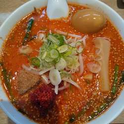 赤いラーメン（味玉付き）