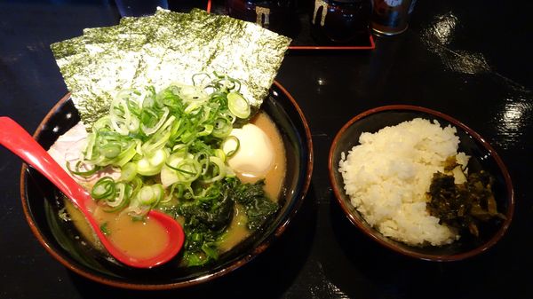 「思道らーめん：並（900円）＋ライス（50円）」@横浜家系ラーメン 思道の写真