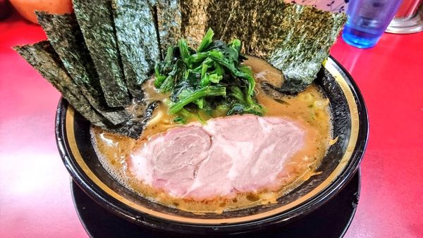「ラーメン(麺硬め・味濃いめ)＋海苔」@家系ラーメン とらきち家の写真