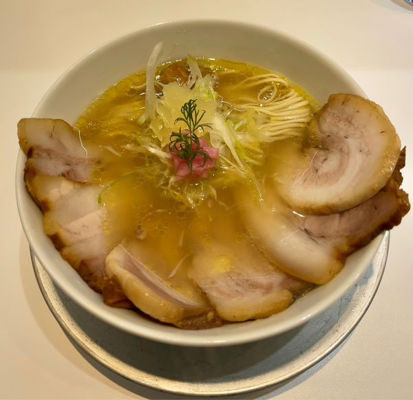 「塩ラーメン+煮豚トッピング（1610円）」@上方レインボーの写真