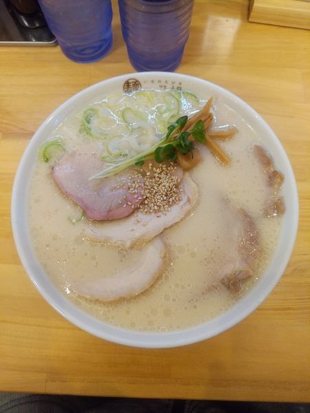 「ごまちゃーしゅーめん(煮豚)+吊し焼き豚１枚」@一乃胡の写真