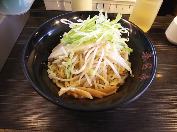 「しょうゆ油そば(並)+野菜盛り」@油そば専門店 春日亭 明大前店の写真