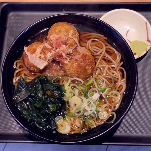 「築地銀だこ監修 銀だこそば（500円）ネギ多め＋わさび」@名代 富士そば 代々木店の写真