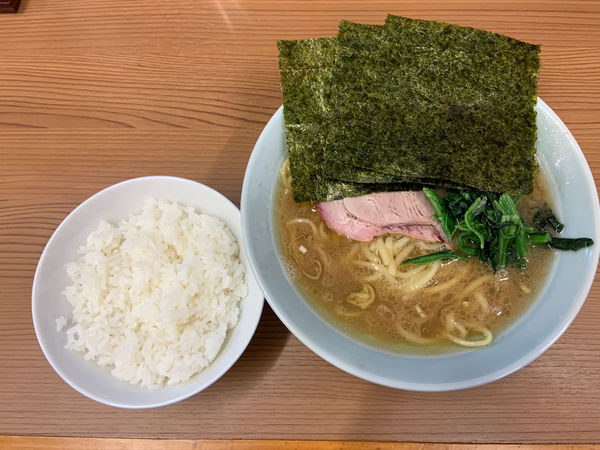 「ラーメン(並)700円＋サービスライス」@家系らーめん 武将家 外伝の写真