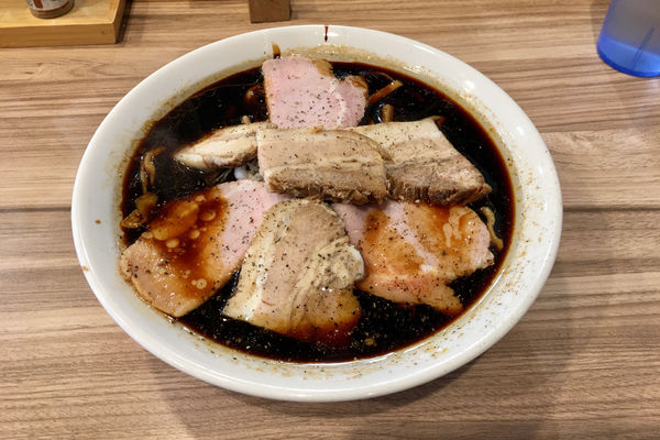 「ブラックチャーシュー(並盛) 1,100円」@くじら食堂 nonowa東小金井店の写真