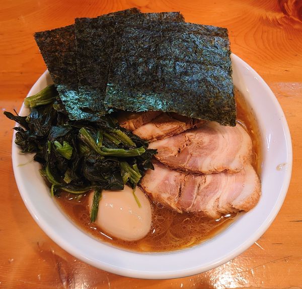 「チャーシューメン+味玉、ホウレン草(1100円)」@黒王の写真