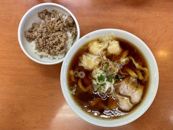 「プレミアムヱビス 紫 → 海老わんたんめん 濃口 ＋ 生姜丼」@日陰の写真