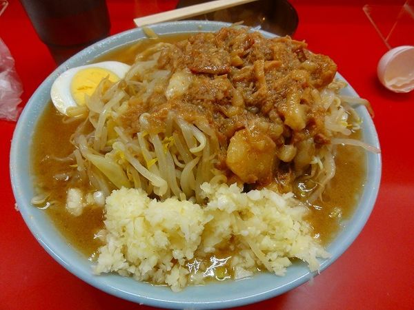「富士丸ラーメン900円麺少な目生卵ちょい野菜脂ニンニク多め」@ラーメン富士丸 東浦和店の写真