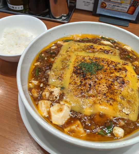 「焼チーズ麻婆麺　1,200円」@SHIBIRE NOODLES 蝋燭屋 表参道ヒルズ店の写真