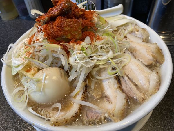 「醤油チャーシュー５枚＋辛口チャーシューネギ＋味玉」@らうめん さぶ郎の写真