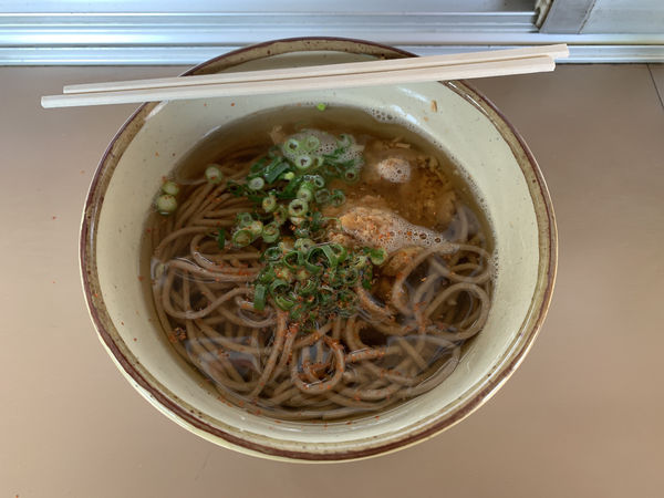 「かしわそば 360円」@中央軒 5番・6番ホームの写真